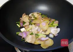 Illustration of how to make five-flower garlic potato slices 8