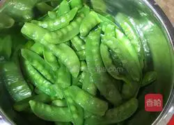 Illustration of how to make fried beef with snow peas 1