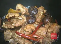 Illustration of how to make spicy sauce bone sticks 5