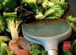 Illustration of how to make shrimp and broccoli 6