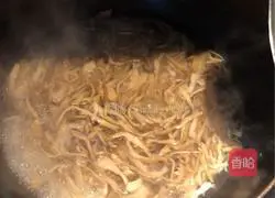 Oil-braised smoked bamboo shoots, smoked bamboo shoots Illustration of how to make stir-fried pork with shredded bamboo shoots 2