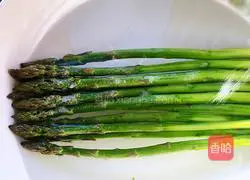 Illustration of how to make tenderloin and fried asparagus 3