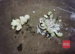 Illustration of how to make scrambled eggs with acacia flowers 4