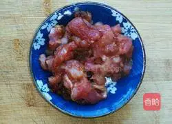 Illustration of how to make fried shredded pork with enoki mushrooms 3