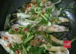 Illustration of how to make golden pomfret baked with gold, silver and garlic 4