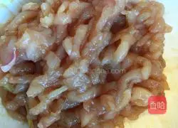 Illustration of how to make sauce-flavored colorful shredded chicken 3