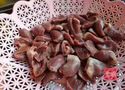 Illustration of how to make fried duck heart with pickled vegetables 1