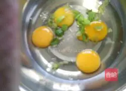 Illustration of how to make egg pancakes 3
