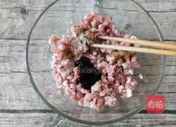 Illustration of how to make steamed carrot meatballs 1