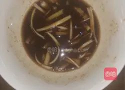 Illustration of how to make Chinese-style home-style fried chicken legs 1