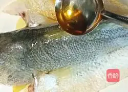 Illustration of how to make steamed yellow croaker 7