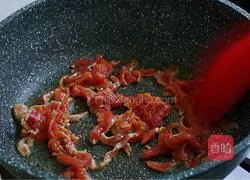 Illustration of how to stir-fry shredded pork with garlic moss 9