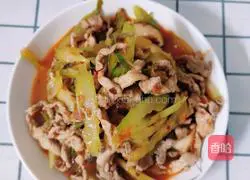 Illustration of how to stir-fry lean meat with vegetables 7
