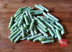 Illustration of how to make stir-fried cowpeas with green pepper 2