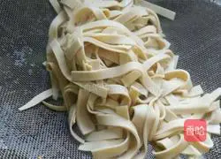 Illustration of how to make spicy fried tofu skin 3