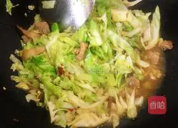 Illustration of how to stir-fry cabbage with meat 9
