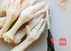 Illustration of how to make spicy chicken feet 2