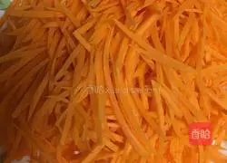 Illustration of how to make shredded carrots and beef 4