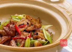 Illustration of how to make fried sausage with green garlic 8