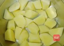 Illustration of how to make stewed potatoes and carrots with wing roots 8