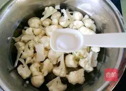 Illustration of how to make garlic cauliflower 4