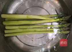Illustration of how to make asparagus minced meat 1