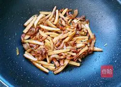 Illustration of how to stir-fry shredded pork with king oyster mushroom 9