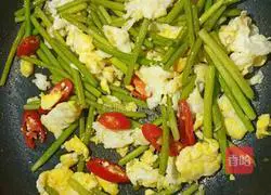 Illustration of how to make fried eggs with garlic sprouts 5