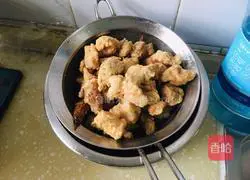 Illustration of how to make a bowl of steamed crispy pork 6