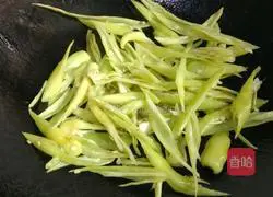 Illustration of how to stir-fry pig intestines 2