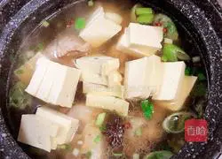 Illustration of how to stew big bones with pickled cabbage 12