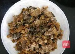 Illustration of how to make stir-fried loach with pickled vegetables 5