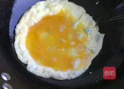 Illustration of how to make fried eggs with green pepper 3