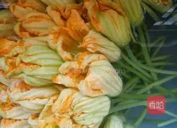 Illustration of how to make stuffed pumpkin flowers 2