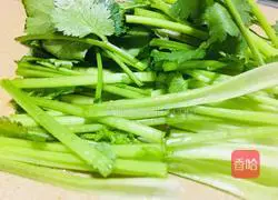 Illustration of how to make spicy stir-fried snow peas with mushroom sauce 5