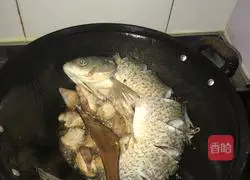 Illustration of how to stew fish in iron pot 9