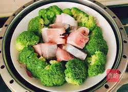 Illustration of how to make steamed broccoli with sea fish 8
