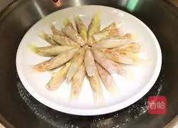 Illustration of how to make fancy cabbage stuffed with meat 11