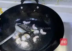 Illustration of how to make scrambled eggs with vegetables, peppers and shrimps 5