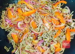 Illustration of how to make fried beef with onions 8