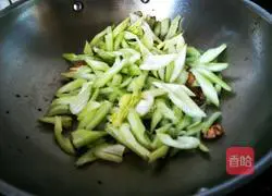 Illustration of how to make fried pork slices with celery 5