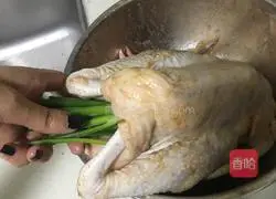 Illustration of how to cook salt-baked chicken in rice cooker 4