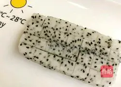 Illustration of how to make dragon fruit fried rice 4