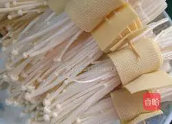 Bake in air fryer Illustration of how to make enoki mushrooms with bean skin 3