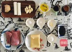 Illustration of how to make shredded pork with Beijing sauce 1