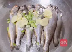 Illustration of how to make pan-fried small yellow croaker 3