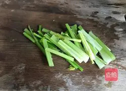 Illustration of how to stir-fry celery and dried celery 3