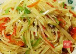 Illustration of how to stir-fry green and red pepper and shredded potatoes 8