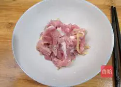 Illustration of how to stir-fry lean meat with celery 3