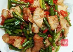 Illustration of how to cook twice-cooked pork with garlic moss 10